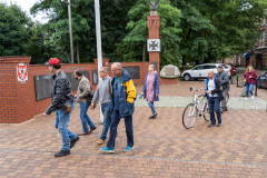 Uczestnicy spaceru opuszczają miejsce zbiórki