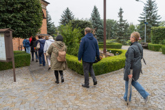 Uczestnicy zbiórki w drodze do kościoła