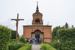 Uczestnicy spaceru przy wejściu do kościoła