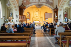 Uczestnicy spaceru wewnątrz kościoła, widok od strony wejścia, w tle ołtarz