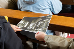 Uczestnicy przekazują sobie starą fotografię