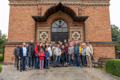 Zdjęcie grupowe na tle kościoła