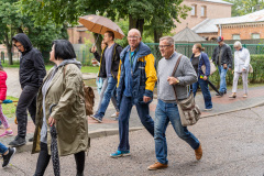Uczestnicy spaceru w drodze