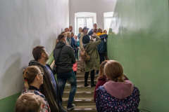 Uczestnicy spotkania na klatce schodowej zabytkowego budynku