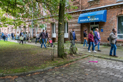 Uczestnicy spaceru  drodze