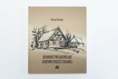 Okładka książki Mariana Pokropka „Budownictwo drewniane Kurpiów Puszczy Zielonej”.