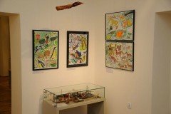 cztery obrazy pod nimi wystawa sztuki