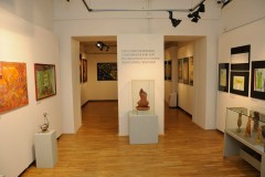 pomieszczenie muzealne w środku znajdują się obrazy i rzeźby.