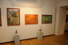 trzy obrazy i dwie figurki sowy i kaczki.