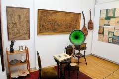 pomieszczenie z zielonym gramofonem w tle obrazy i instrumenty muzyczne 