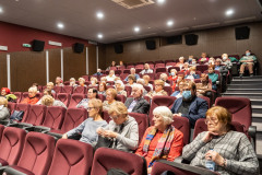 Publiczność na widowni w sali kinowej.