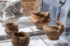 Gabloty, w których znajdują się ceramiczne naczynia.
