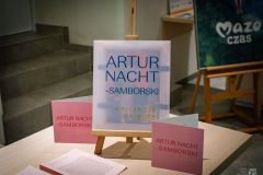 Katalog wystawy na sztaludze oraz dwa foldery po bokach