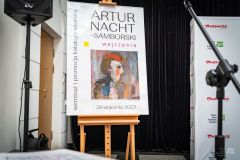 Plakat wystawy na sztaludze