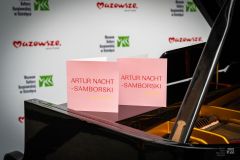 Dwa foldery ustawione na fortepianie