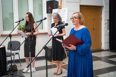 Trzy kobiety stoją przy mikrofonach