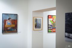 Fragment wystawy dzieł malarskich, na ścianach obrazy