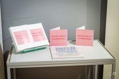 Stolik z materiałami promocyjnymi wystawy