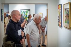 Ludzie oglądają obrazy na wystawie