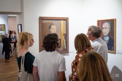 Ludzie oglądają obrazy na wystawie