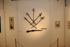 szable powieszone na ścianie pod. nimi bagnet oraz broń prochowa 