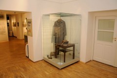 Strój czwartaka w gablocie z szblą 