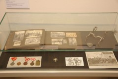 Gablota z albumami oraz fotografie i oznaczenia 