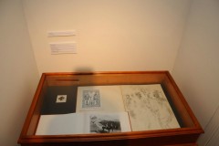 gablota z szkicem żołnierzy i Piłsudskim 