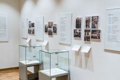 Fragment wystawy. Gabloty z eksponatami, na ścianach fotografie, plansze z tekstem