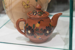 ceramika kurpiowska na wystawie