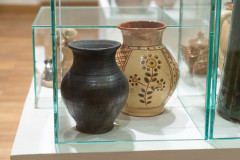 ceramika kurpiowska na wystawie