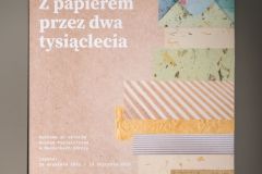 Plakat wystawy „Z papierem przez dwa tysiąclecia”.