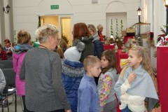 Dzieci oraz dorośli oglądają wystawę szopek.