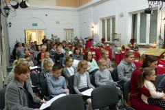 Tłum ludzi słucha kobiet występujących .