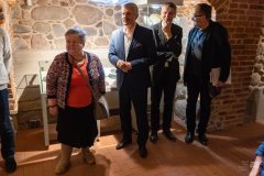 Uczestnicy wernisażu w zabytkowych piwnicach muzeum