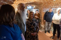 Uczestnicy wernisażu w zabytkowych piwnicach muzeum