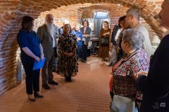Uczestnicy wernisażu w zabytkowych piwnicach muzeum