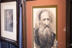Dwa czarno-białe portrety w ramach przedstawiające mężczyznę z bujną brodą
