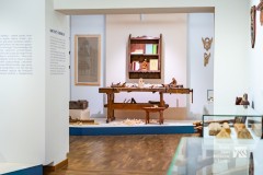 Fragment wystawy rzeźbiarza, w tle warsztat rzeźbiarski