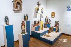 Fragment wystawy, na kubikach i podeście stoją rzeźby