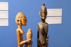 Fragment dogońskich rzeźb przedstawiających ludzi.