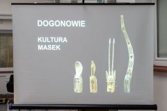 Ekran z wyświetloną planszą prezentacji. Na planszy cztery maski dogońskie oraz napis Dogonowie kultura masek.