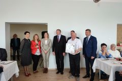 Osoby pozują do zdjęcia grupowego