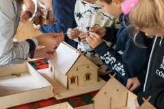 Dzieci składają drewniana domki
