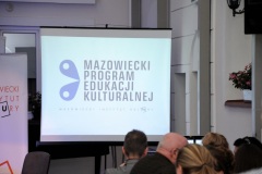 Napis Mazowiecki program edukacji kulturalnej wyświetlony z projektora.