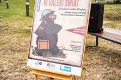 Na sztaludze plakat rodzinnego pikniku edukacyjnego „Z małą walizka w daleki świat”