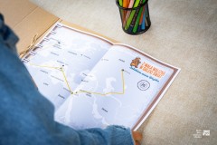 Karta edukacyjna leżąca na blacie