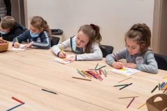 dzieci uczestniczą w zajęciach artystycznych