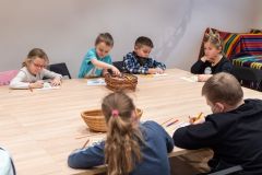 dzieci uczestniczą w zajęciach artystycznych