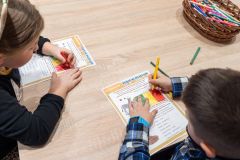 dzieci uczestniczą w zajęciach artystycznych